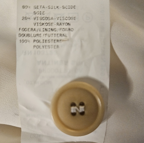 ARMANI COLLEZIONI size 2 beige cream silk blazer excellent condition. Like new. - Picture 11 of 11